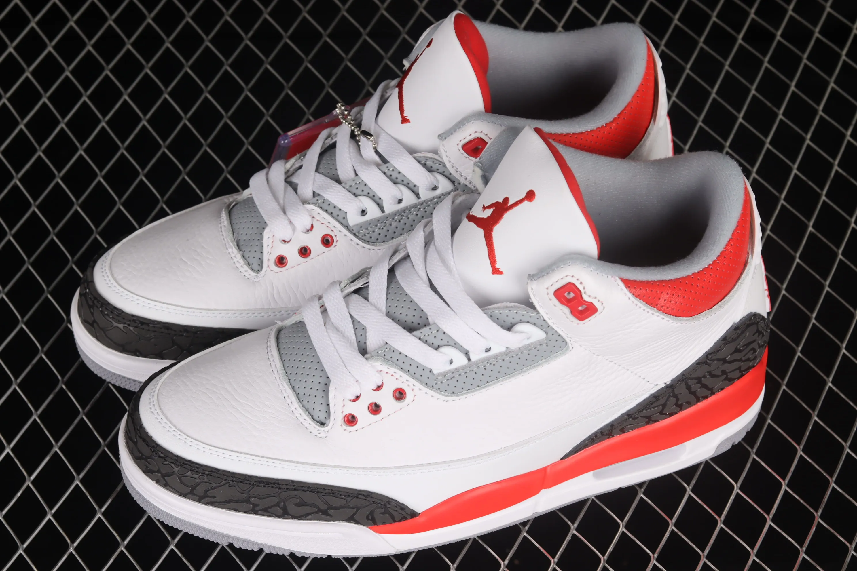 All categories Air Jordan Jordan series basketball shoes Air Jordan 3 Air Jordan Retro AJ3 Joe 3 white and red manuscript burst pattern sports basketball shoes 136064-120